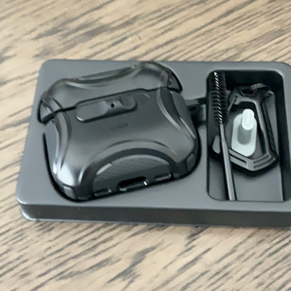 ESR Flicklock Magnetic Case for Air Pods Pro 3 MagSafe - Picture 3 of 5